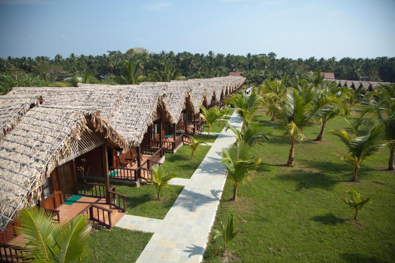 Symphony Palms Beach Resort And Spa Govind Nagar Eksteriør billede