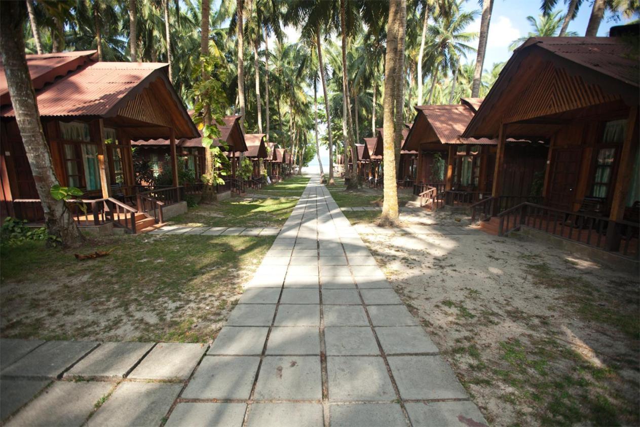 Symphony Palms Beach Resort And Spa Govind Nagar Eksteriør billede