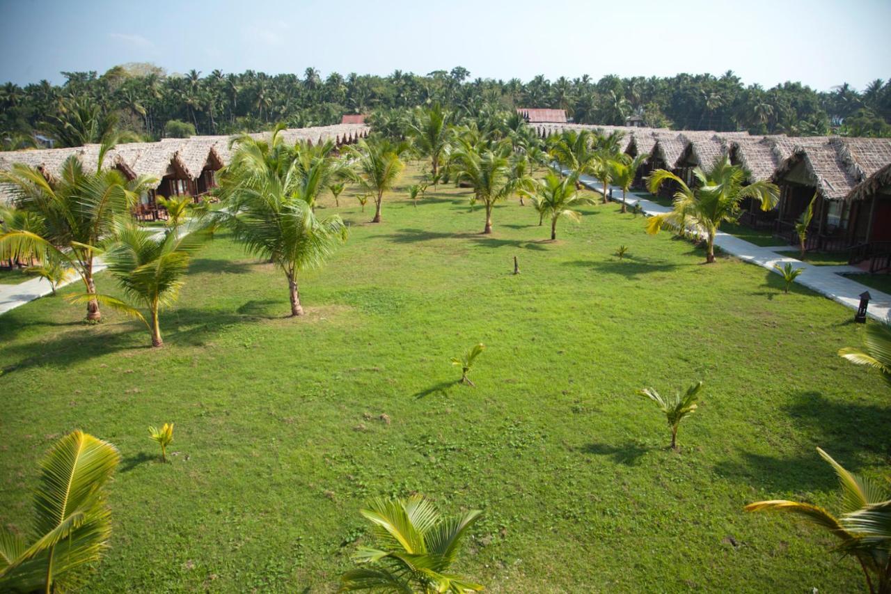 Symphony Palms Beach Resort And Spa Govind Nagar Eksteriør billede